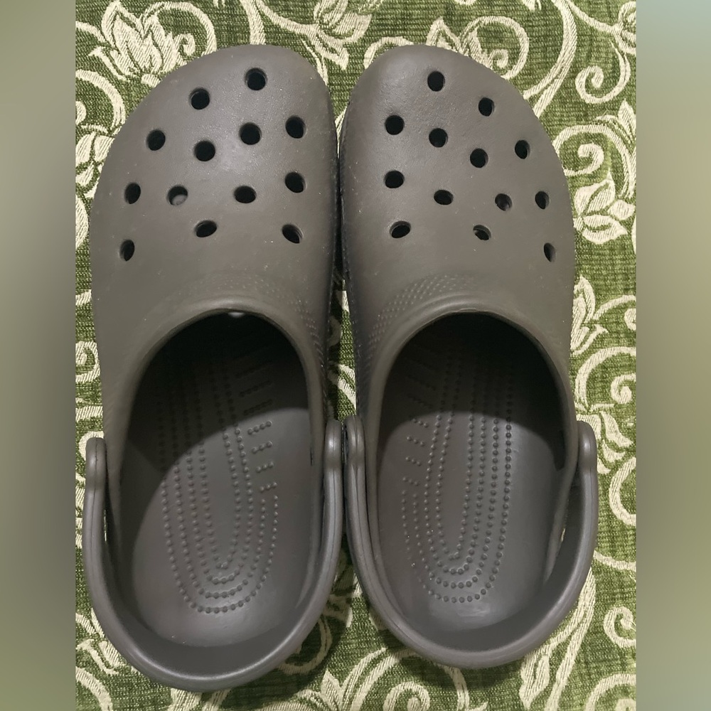 Classic crocs
Chocolate color 
VGUC 
Size 7 men
Size 9 women - Picture 3 of 6